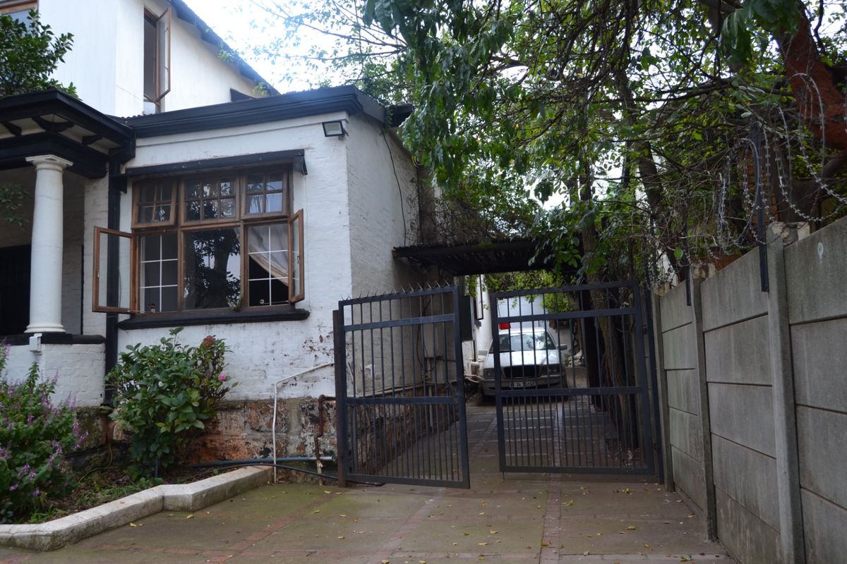 Specious 6 -Bedroom Home with a Partial Upper - Leve /Loft- style living area ,EXCELLENT INVESTMENT POTENTIAL - Photo 5