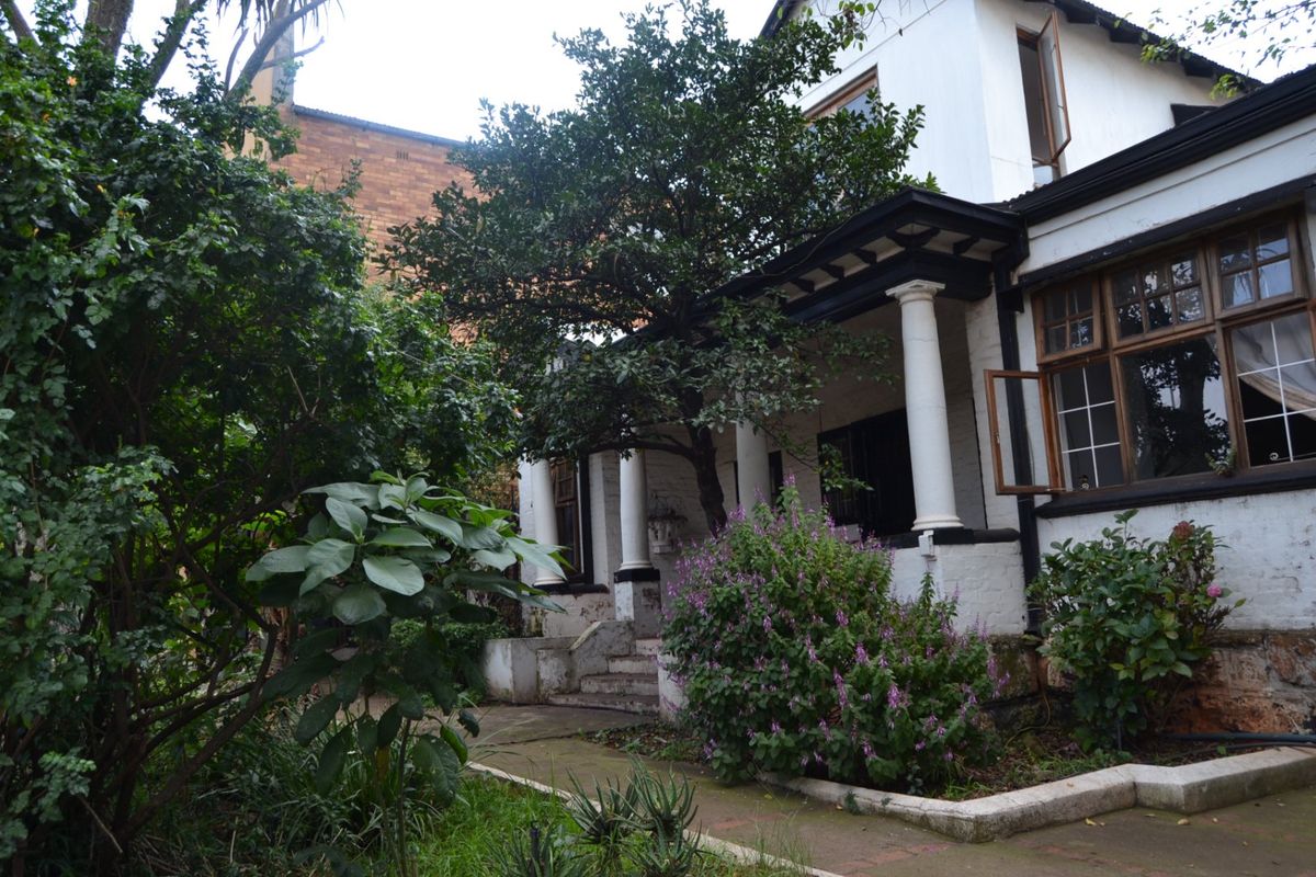 Specious 6 -Bedroom Home with a Partial Upper - Leve /Loft- style living area ,EXCELLENT INVESTMENT POTENTIAL - Photo 4