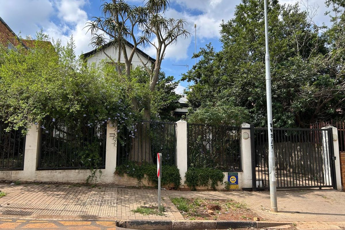 Specious 6 -Bedroom Home with a Partial Upper - Leve /Loft- style living area ,EXCELLENT INVESTMENT POTENTIAL - Photo 2