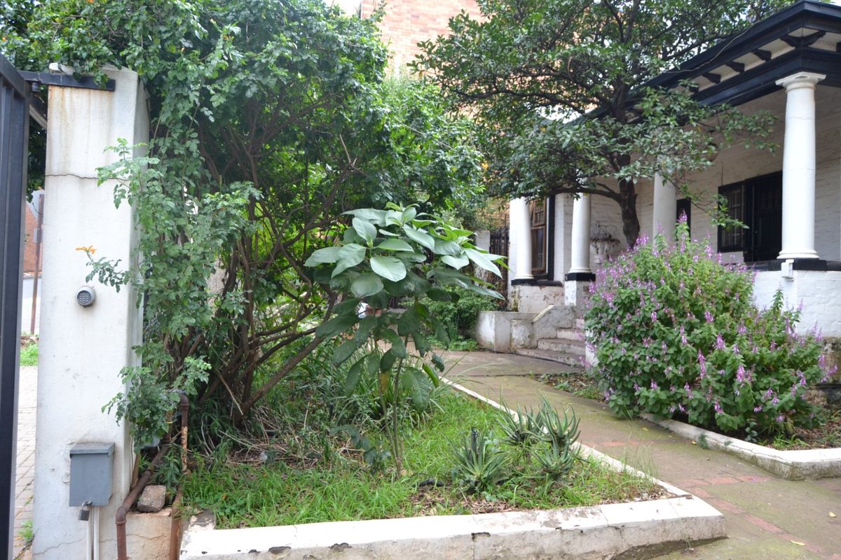 Specious 6 -Bedroom Home with a Partial Upper - Leve /Loft- style living area ,EXCELLENT INVESTMENT POTENTIAL - Photo 3