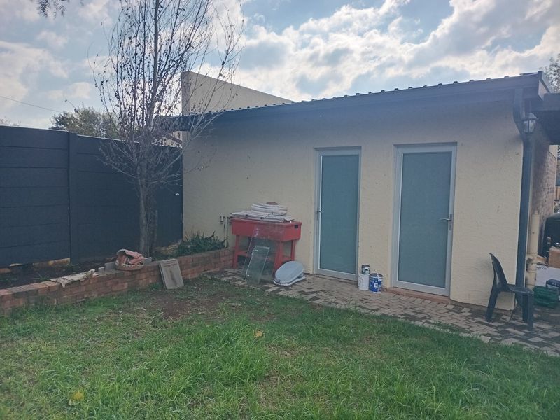 3 bedroom Corner House - Photo 8