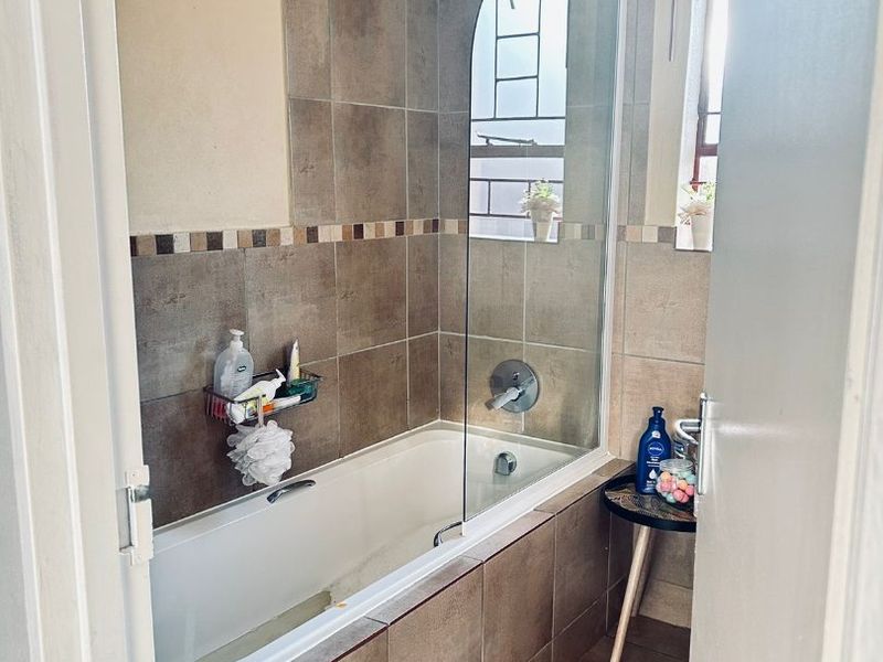 3 Bedroom to Let  in Kosmosdal - Photo 9