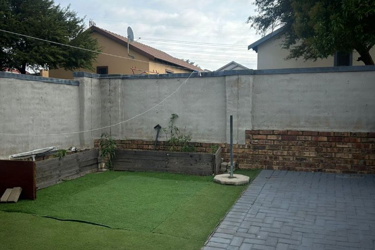 3 Bedroom to Let  in Kosmosdal - Photo 2