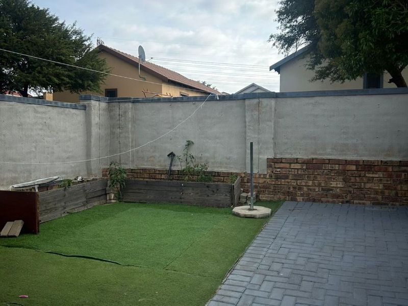 3 Bedroom to Let  in Kosmosdal - Photo 2