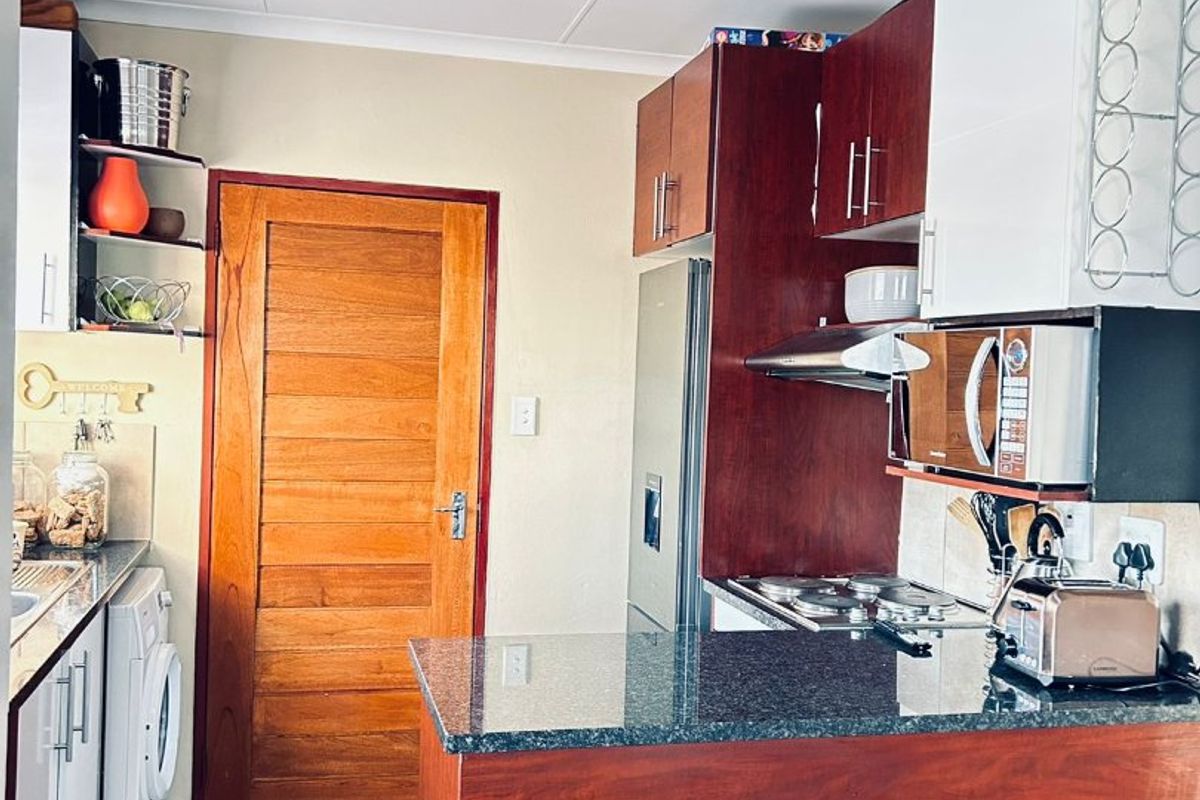 3 Bedroom to Let  in Kosmosdal - Photo 3