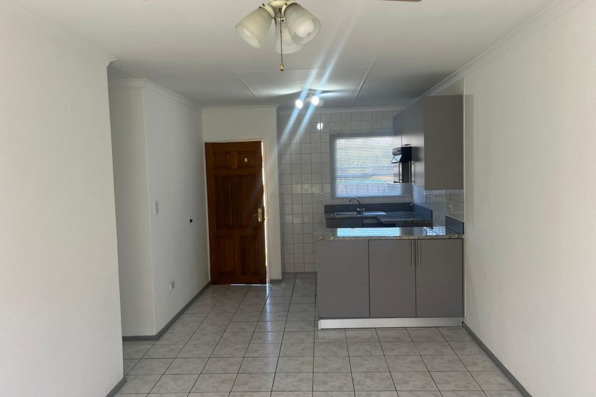 CAPTIVATING 3 BEDROOM TOWNHOUSE WITH A PRIVATE GARDEN  - Photo 3