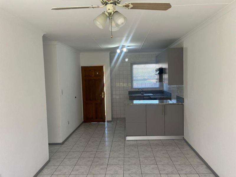 CAPTIVATING 3 BEDROOM TOWNHOUSE WITH A PRIVATE GARDEN  - Photo 3