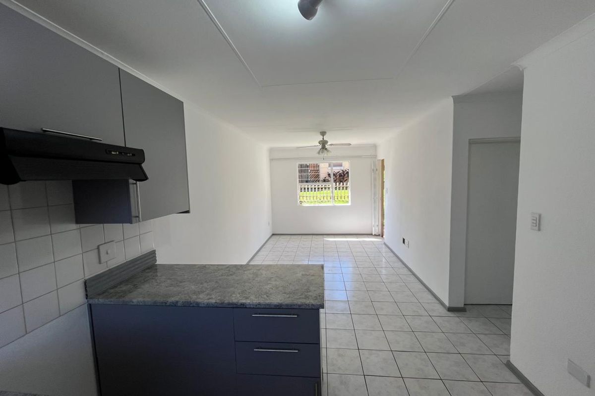 CAPTIVATING 3 BEDROOM TOWNHOUSE WITH A PRIVATE GARDEN  - Photo 2