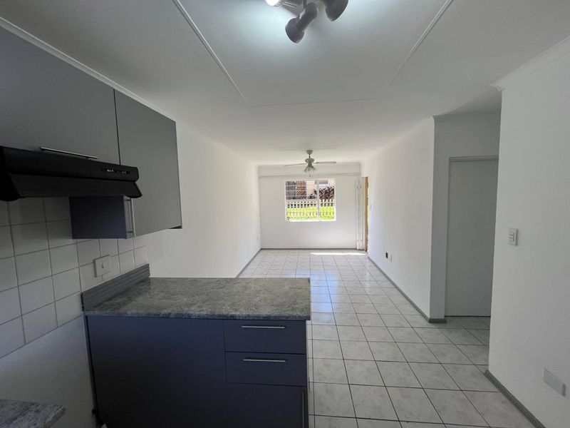 CAPTIVATING 3 BEDROOM TOWNHOUSE WITH A PRIVATE GARDEN  - Photo 2