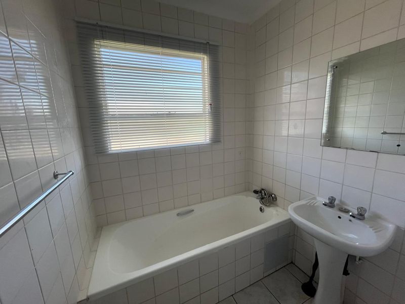 CAPTIVATING 3 BEDROOM TOWNHOUSE WITH A PRIVATE GARDEN  - Photo 6