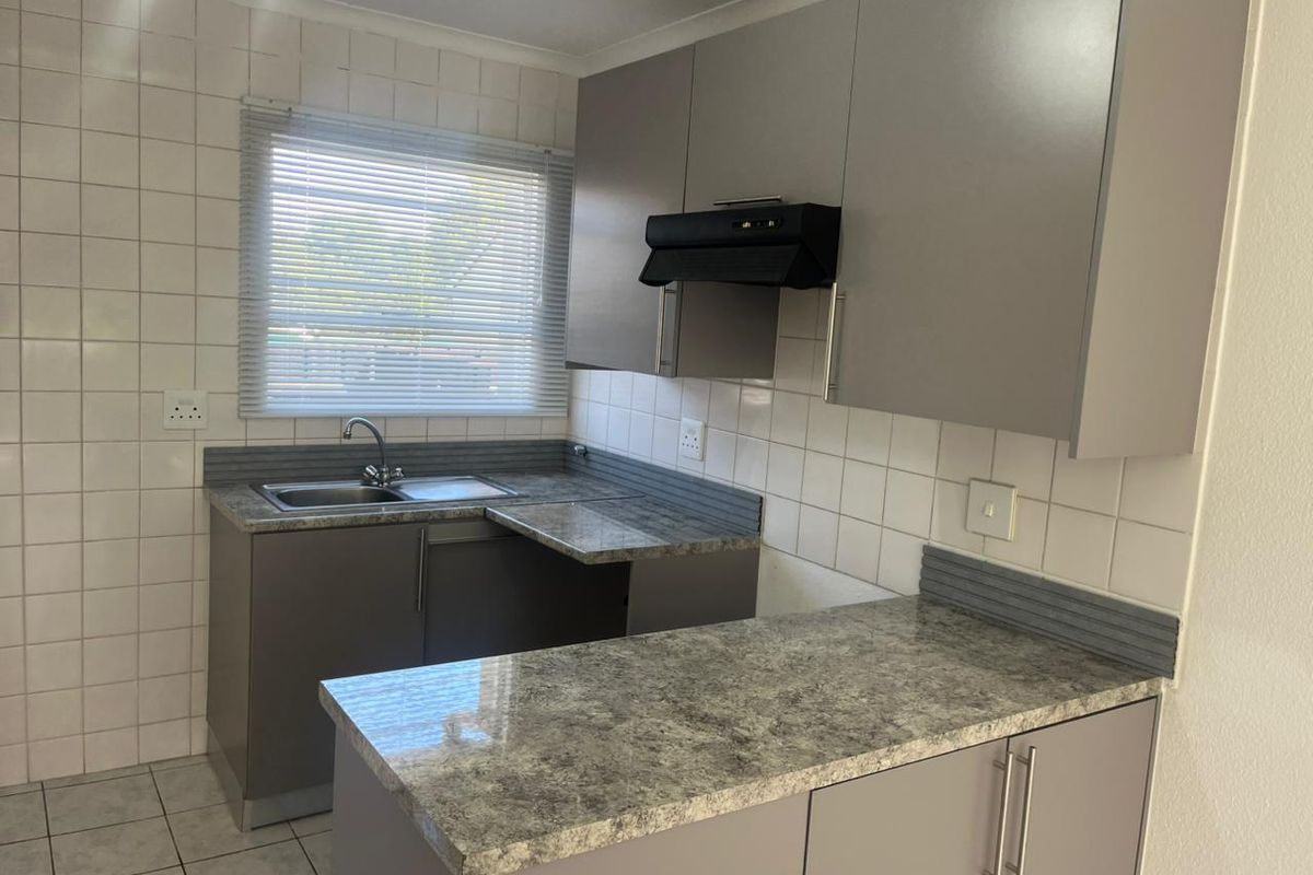 CAPTIVATING 3 BEDROOM TOWNHOUSE WITH A PRIVATE GARDEN  - Photo 4