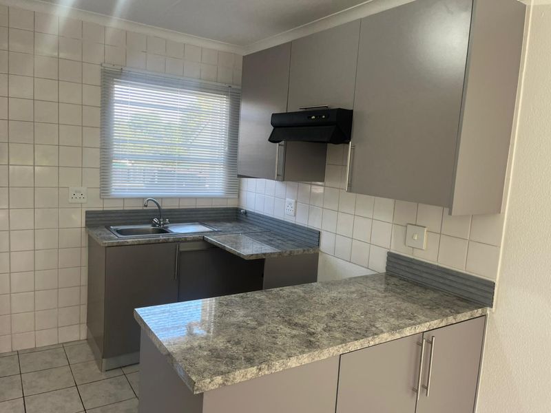 CAPTIVATING 3 BEDROOM TOWNHOUSE WITH A PRIVATE GARDEN  - Photo 4