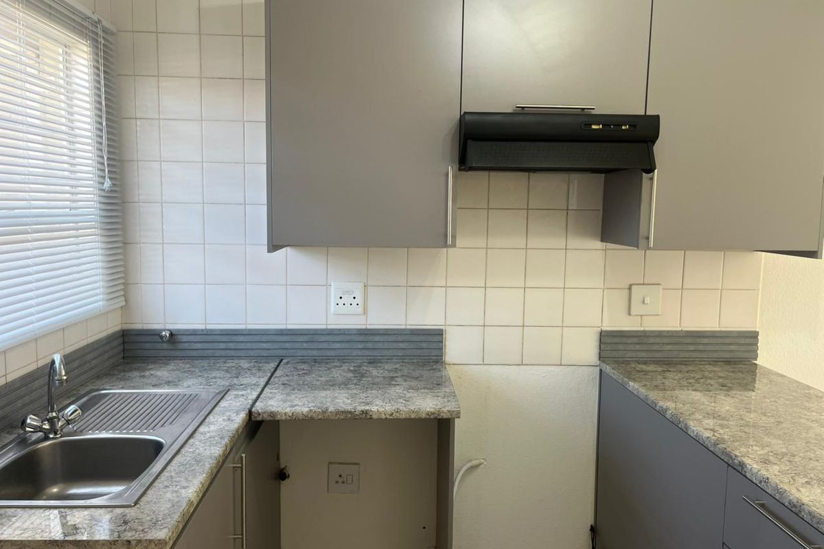 CAPTIVATING 3 BEDROOM TOWNHOUSE WITH A PRIVATE GARDEN  - Photo 5