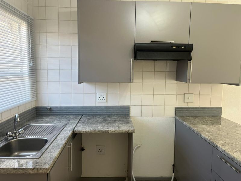 CAPTIVATING 3 BEDROOM TOWNHOUSE WITH A PRIVATE GARDEN  - Photo 5