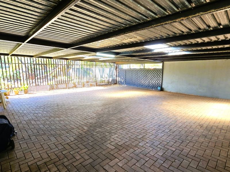 Spacious 4 Bedroom Family Home with Granny Flat, Swimming Pool & Entertainment Area in Lyttelton - Photo 7