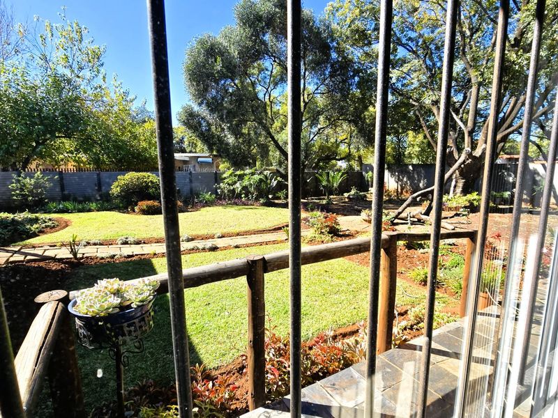 Spacious 4 Bedroom Family Home with Granny Flat, Swimming Pool & Entertainment Area in Lyttelton - Photo 9