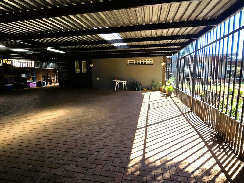 Spacious 4 Bedroom Family Home with Granny Flat, Swimming Pool & Entertainment Area in Lyttelton - Photo 8