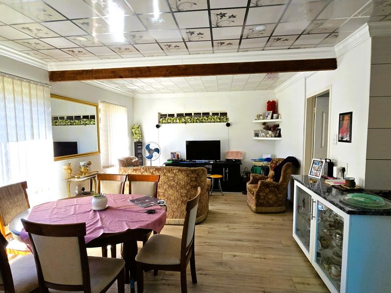 Spacious 4 Bedroom Family Home with Granny Flat, Swimming Pool & Entertainment Area in Lyttelton - Photo 10