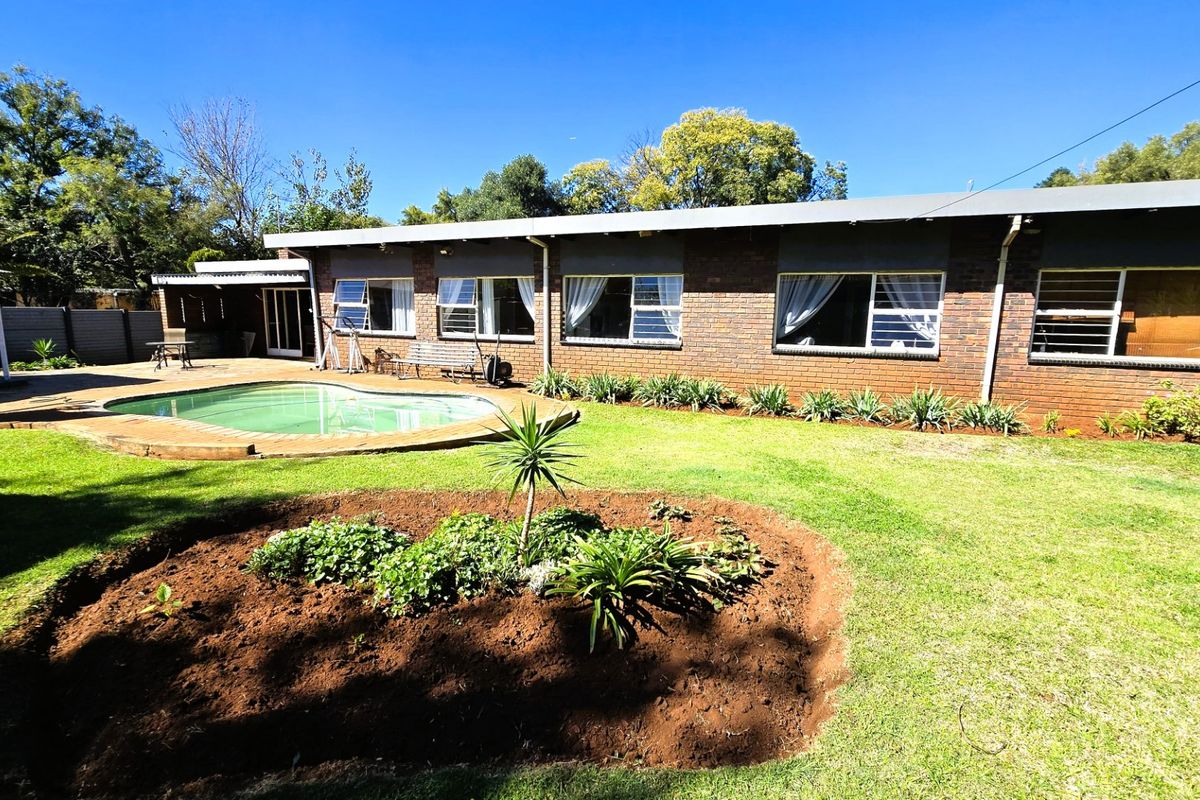 Spacious 4 Bedroom Family Home with Granny Flat, Swimming Pool & Entertainment Area in Lyttelton - Photo 4