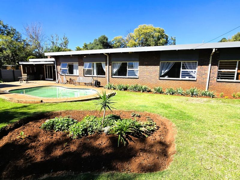 Spacious 4 Bedroom Family Home with Granny Flat, Swimming Pool & Entertainment Area in Lyttelton - Photo 4