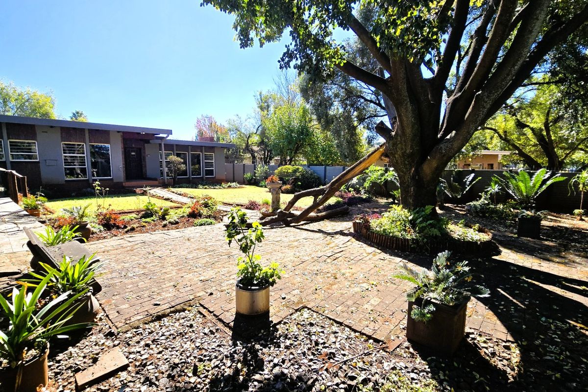 Spacious 4 Bedroom Family Home with Granny Flat, Swimming Pool & Entertainment Area in Lyttelton - Photo 5