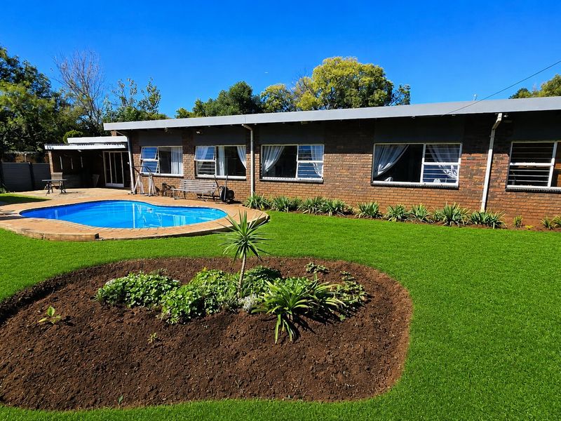 Spacious 4 Bedroom Family Home with Granny Flat, Swimming Pool & Entertainment Area in Lyttelton - Photo 3