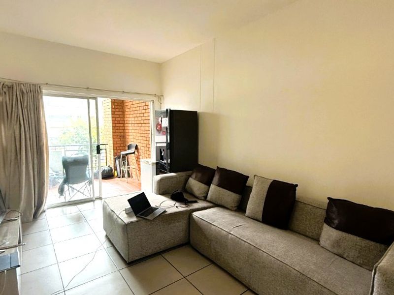 Discover comfortable, modern living in this beautifully presented 3-bedroom, 2-bathroom apartment situated in the sought-after Glen Park Apartments. Perfectly suited for families, young professionals, or investors, this property offers a blend of space, convenience, and contemporary style in a secure and well-maintained complex. - Photo 3