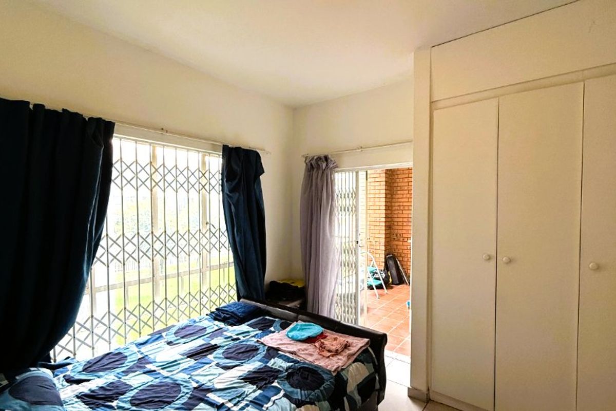 Discover comfortable, modern living in this beautifully presented 3-bedroom, 2-bathroom apartment situated in the sought-after Glen Park Apartments. Perfectly suited for families, young professionals, or investors, this property offers a blend of space, convenience, and contemporary style in a secure and well-maintained complex. - Photo 4