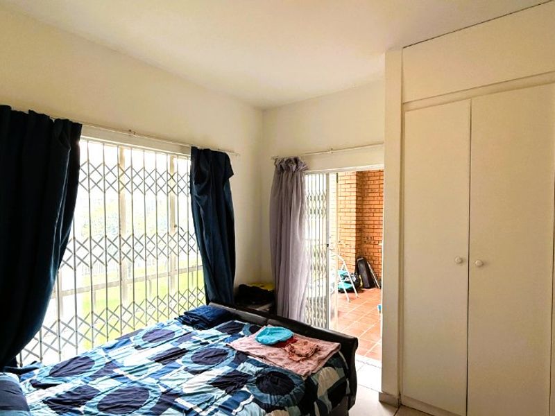 Discover comfortable, modern living in this beautifully presented 3-bedroom, 2-bathroom apartment situated in the sought-after Glen Park Apartments. Perfectly suited for families, young professionals, or investors, this property offers a blend of space, convenience, and contemporary style in a secure and well-maintained complex. - Photo 4