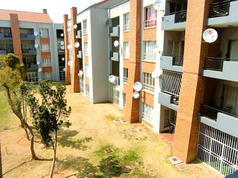 Discover comfortable, modern living in this beautifully presented 3-bedroom, 2-bathroom apartment situated in the sought-after Glen Park Apartments. Perfectly suited for families, young professionals, or investors, this property offers a blend of space, convenience, and contemporary style in a secure and well-maintained complex. - Photo 6