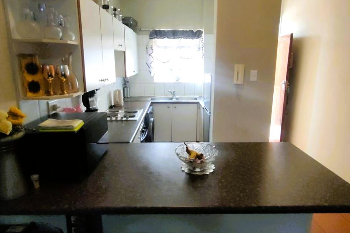 Discover comfortable, modern living in this beautifully presented 3-bedroom, 2-bathroom apartment situated in the sought-after Glen Park Apartments. Perfectly suited for families, young professionals, or investors, this property offers a blend of space, convenience, and contemporary style in a secure and well-maintained complex. - Photo 5