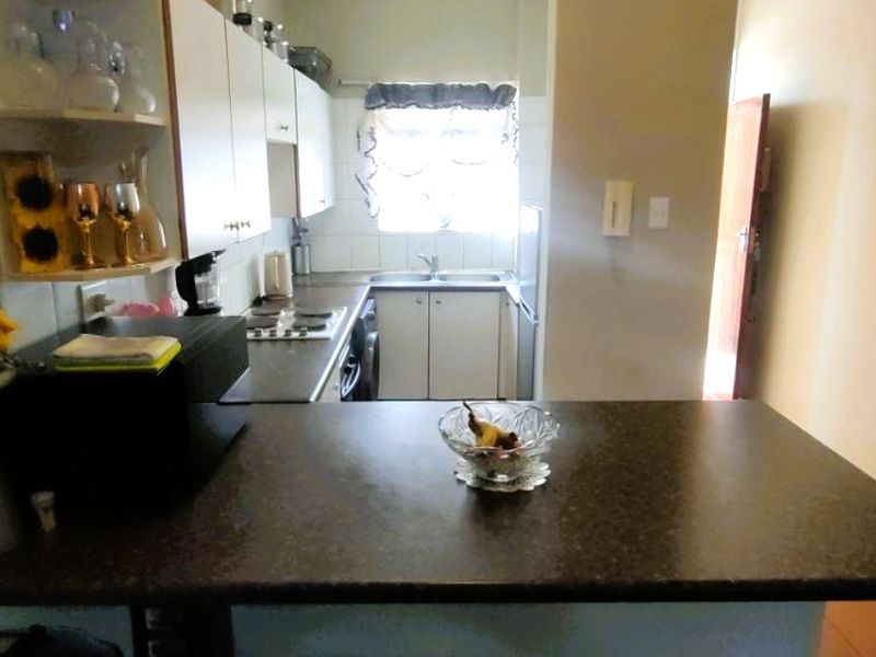 Discover comfortable, modern living in this beautifully presented 3-bedroom, 2-bathroom apartment situated in the sought-after Glen Park Apartments. Perfectly suited for families, young professionals, or investors, this property offers a blend of space, convenience, and contemporary style in a secure and well-maintained complex. - Photo 5