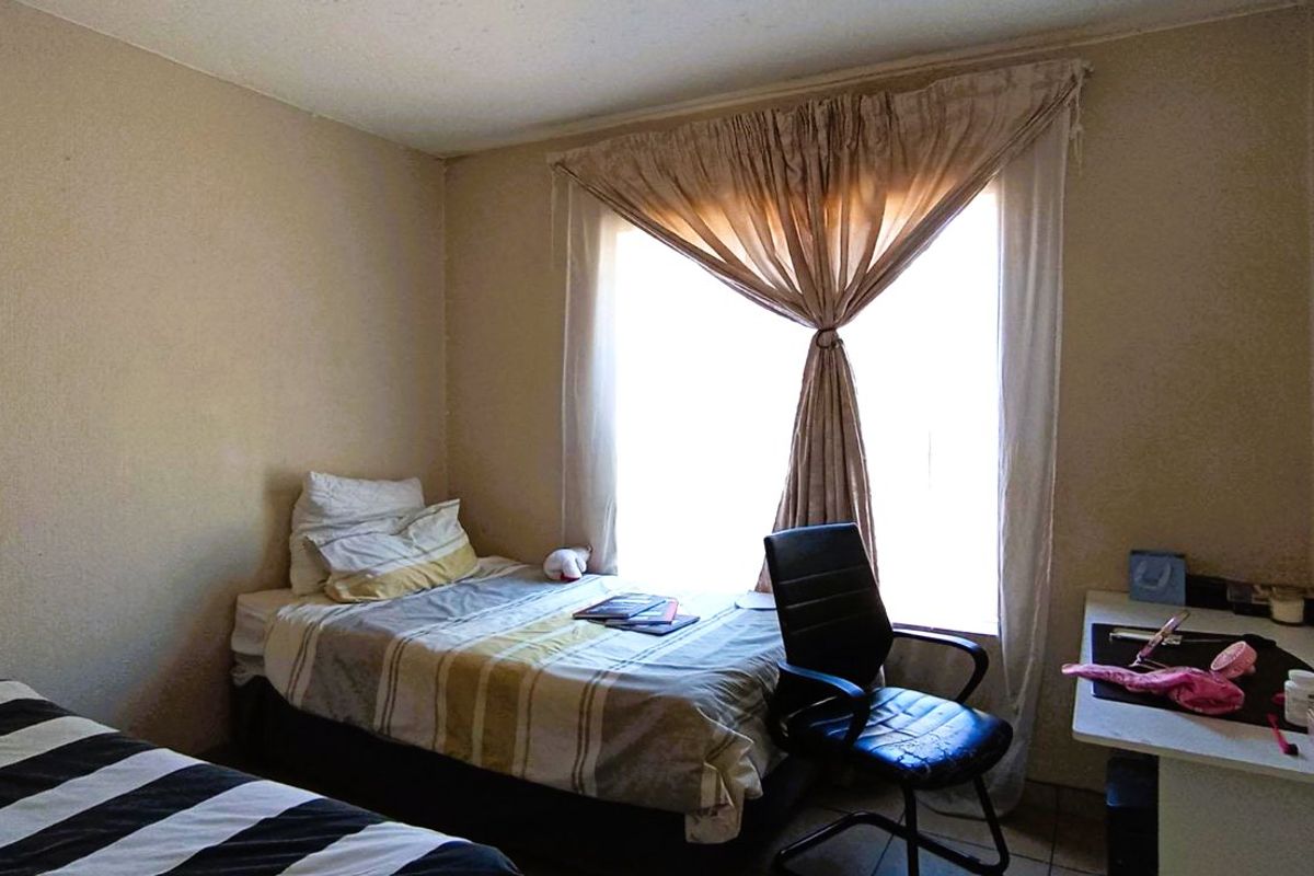 Step into comfortable, easy living with this charming 2-bedroom, 1-bathroom townhouse situated in the well-established suburb of Rietfontein. Perfectly suited for first-time buyers, small families, or investors, this property offers a blend of convenience, tranquility, and affordability in one of Pretoria’s most sought-after Moot areas. - Photo 5