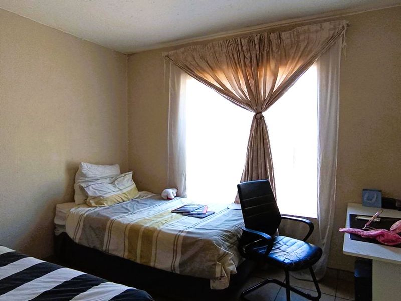 Step into comfortable, easy living with this charming 2-bedroom, 1-bathroom townhouse situated in the well-established suburb of Rietfontein. Perfectly suited for first-time buyers, small families, or investors, this property offers a blend of convenience, tranquility, and affordability in one of Pretoria’s most sought-after Moot areas. - Photo 5