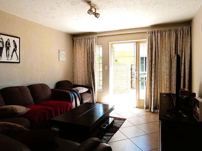 Step into comfortable, easy living with this charming 2-bedroom, 1-bathroom townhouse situated in the well-established suburb of Rietfontein. Perfectly suited for first-time buyers, small families, or investors, this property offers a blend of convenience, tranquility, and affordability in one of Pretoria’s most sought-after Moot areas. - Photo 4