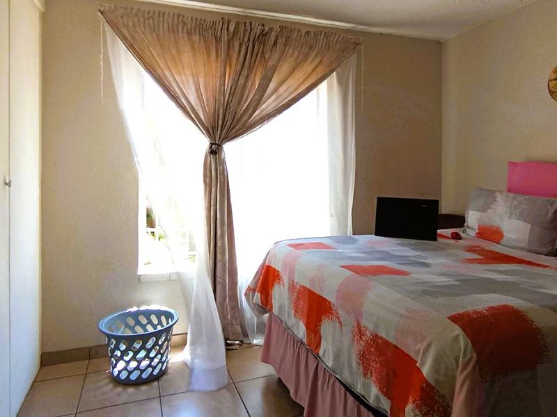 Step into comfortable, easy living with this charming 2-bedroom, 1-bathroom townhouse situated in the well-established suburb of Rietfontein. Perfectly suited for first-time buyers, small families, or investors, this property offers a blend of convenience, tranquility, and affordability in one of Pretoria’s most sought-after Moot areas. - Photo 6