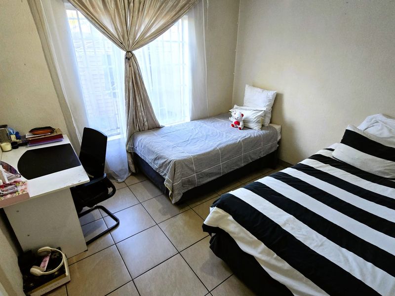 Step into comfortable, easy living with this charming 2-bedroom, 1-bathroom townhouse situated in the well-established suburb of Rietfontein. Perfectly suited for first-time buyers, small families, or investors, this property offers a blend of convenience, tranquility, and affordability in one of Pretoria’s most sought-after Moot areas. - Photo 4