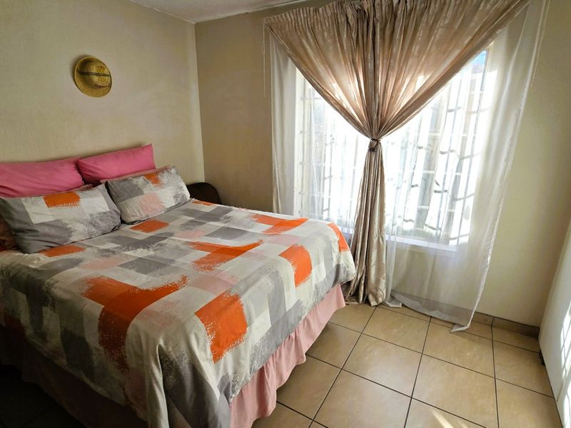 Step into comfortable, easy living with this charming 2-bedroom, 1-bathroom townhouse situated in the well-established suburb of Rietfontein. Perfectly suited for first-time buyers, small families, or investors, this property offers a blend of convenience, tranquility, and affordability in one of Pretoria’s most sought-after Moot areas. - Photo 6