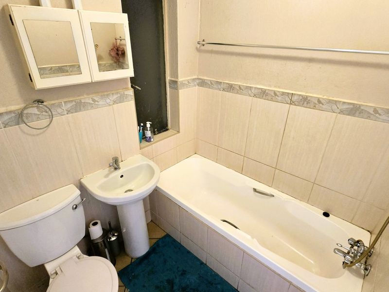 Step into comfortable, easy living with this charming 2-bedroom, 1-bathroom townhouse situated in the well-established suburb of Rietfontein. Perfectly suited for first-time buyers, small families, or investors, this property offers a blend of convenience, tranquility, and affordability in one of Pretoria’s most sought-after Moot areas. - Photo 5