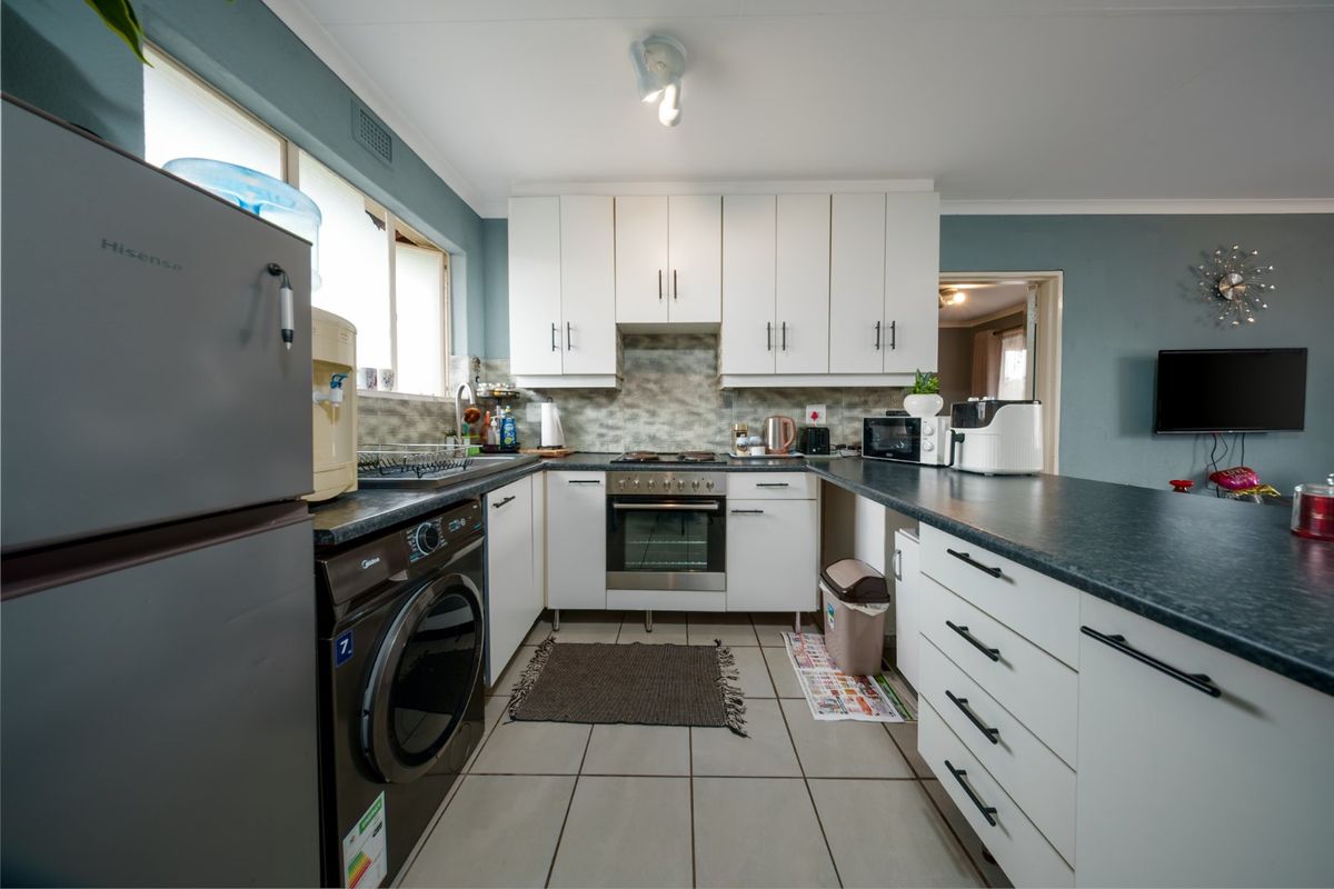 Secure, effortless living in the heart of Edenglen. Set within a boomed and access controlled enclave, this sought after complex offers a lifestyle defined by peace of mind and everyday convenience. - Photo 4