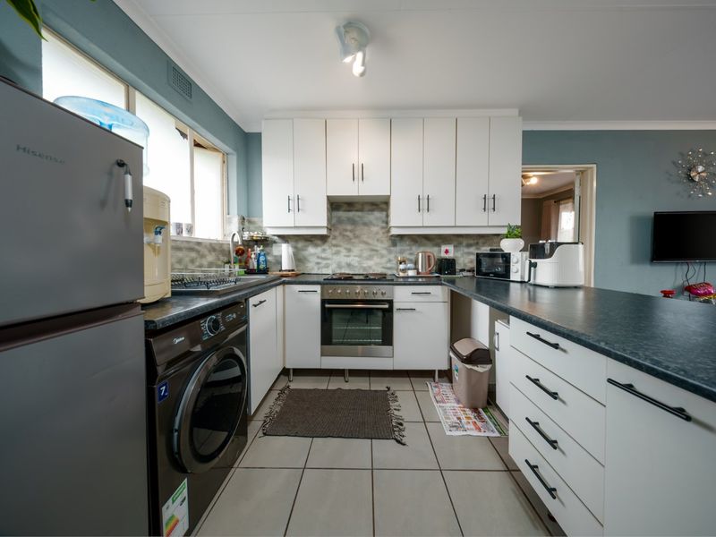 Secure, effortless living in the heart of Edenglen. Set within a boomed and access controlled enclave, this sought after complex offers a lifestyle defined by peace of mind and everyday convenience. - Photo 4