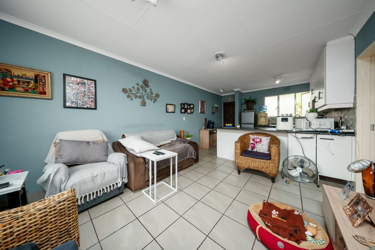 Secure, effortless living in the heart of Edenglen. Set within a boomed and access controlled enclave, this sought after complex offers a lifestyle defined by peace of mind and everyday convenience. - Photo 2