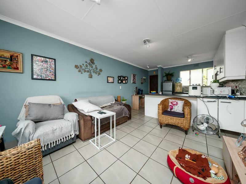 Secure, effortless living in the heart of Edenglen. Set within a boomed and access controlled enclave, this sought after complex offers a lifestyle defined by peace of mind and everyday convenience. - Photo 2