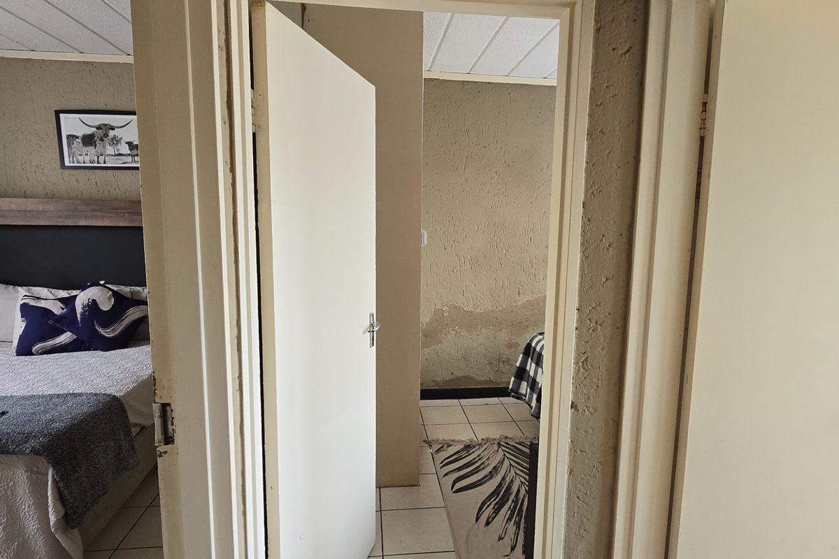 Bright and secured Florida Lake flat with garden access - Photo 4