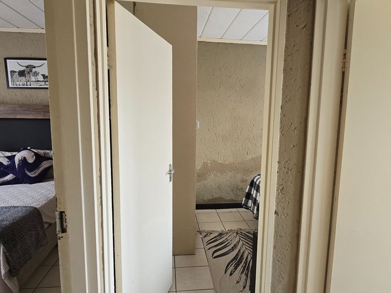 Bright and secured Florida Lake flat with garden access - Photo 4