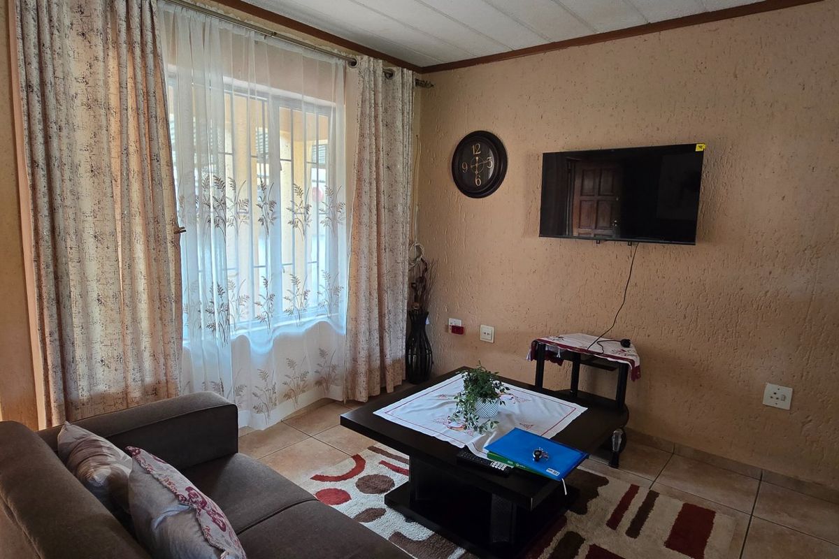 Bright and secured Florida Lake flat with garden access - Photo 3