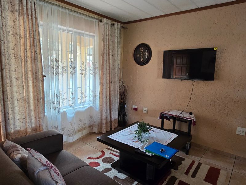 Bright and secured Florida Lake flat with garden access - Photo 3