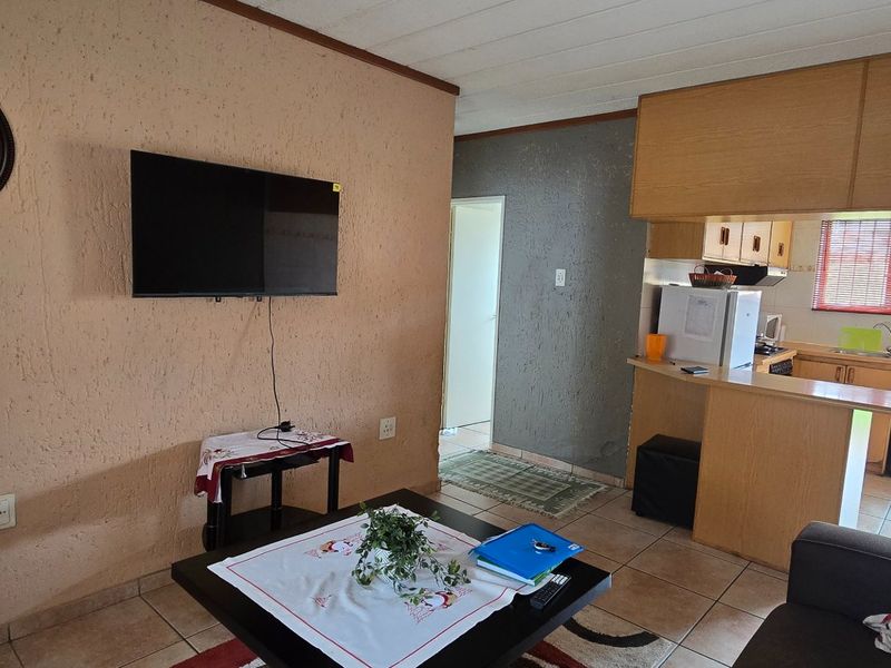 Bright and secured Florida Lake flat with garden access - Photo 9