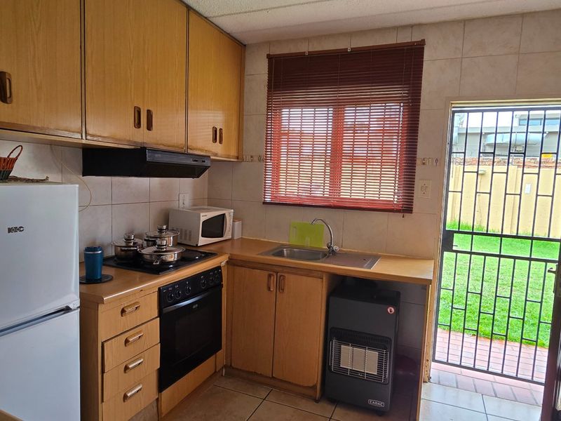 Bright and secured Florida Lake flat with garden access - Photo 10