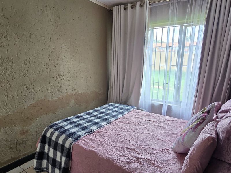 Bright and secured Florida Lake flat with garden access - Photo 8